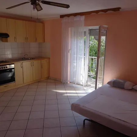 Popi - One Bedroom With Balcony 5 *
